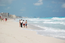 Krásná barva moře a často velké vlny, typický obrázek Cancúnu.