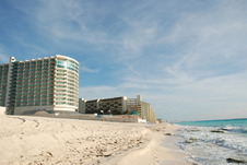 V Cancúnu je většina výškových hotelů, na rozdíl od Punta Cana, kde jsou resorty maximálně o několika patrech a více rozlehlé. Na snímku  hotel, který můžu doporučit Great Parnassus Resort Cancún.