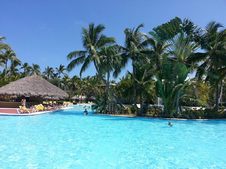 Bazény v Punta Cana jsou obklopené palmami.