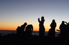 Čekání na svítání na sopce Haleakalá, ostrov Maui