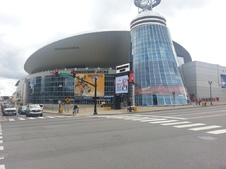 Bridgestone Arena v Nashville má dobrou polohu. Hned ze zápasu můžete pokračovat v zábavě a poslouchat hudbu v barech na Broadwayi.